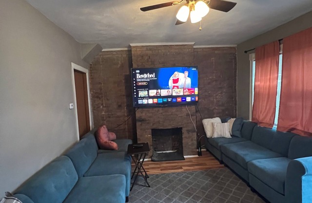 Charming 1-bedroom house with AC, WiFi in lovely Pittsburgh Southside
