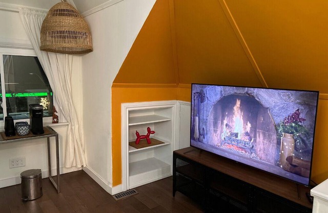 Charming 1-bedroom house in Hamilton with WiFi and AC