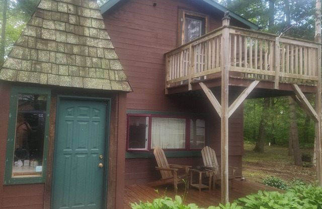 Charming 1-bedroom house with AC, Wi-Fi and room for 6 just south of Hayward