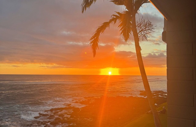 Charming 1-bedroom immediately on the shore Poipu's PK surf break, water views