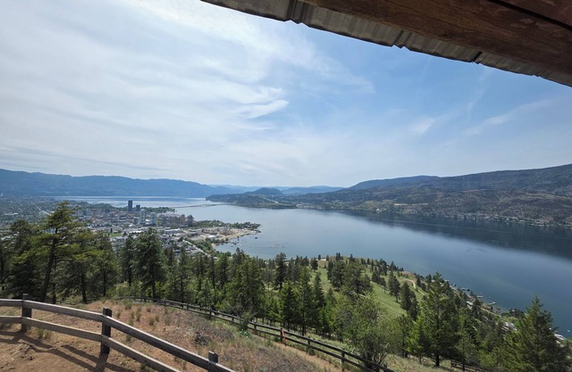 Charming 1-bedroom in a house with AC and WiFi in Kelowna 5 min to Okanagan Lake