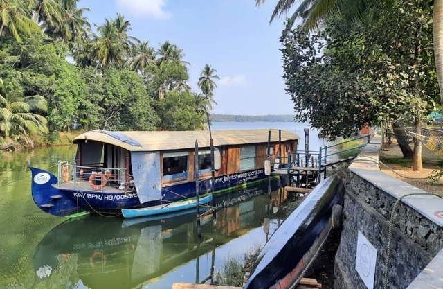 Charming 1-bedroom boat with fitness room and AC in lovely Cheruvannur