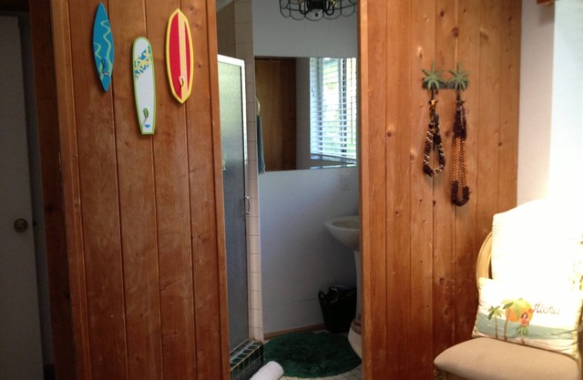 Charming 1-Bedroom Kailua Cottage with AC, Walk to the Best Part of the Beach