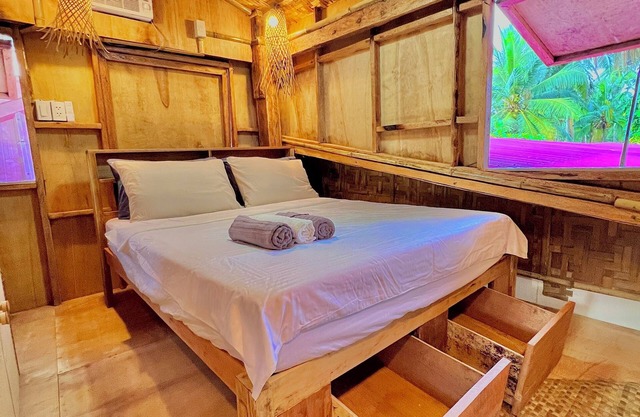 Charming 1-Bedroom Cottage with Private Beach Access, Ocean 9, Queen Bed AC Wifi