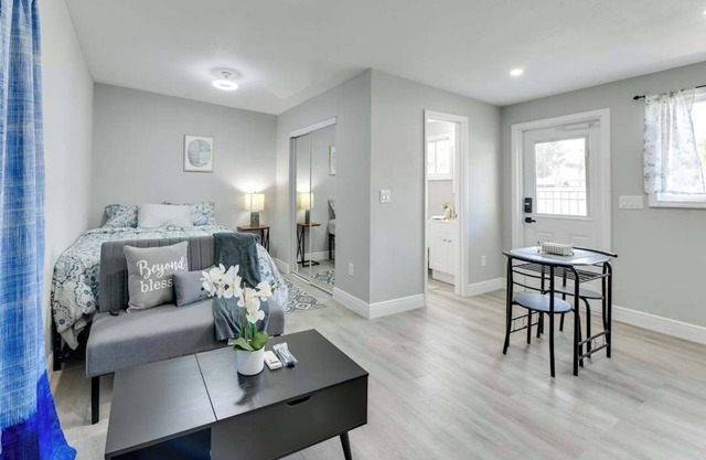 Charming 1-bedroom studio with WiFi and AC in delightful Tampa.