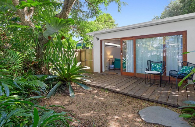 Charming 1-Bedroom Tropical Haven with a Backyard