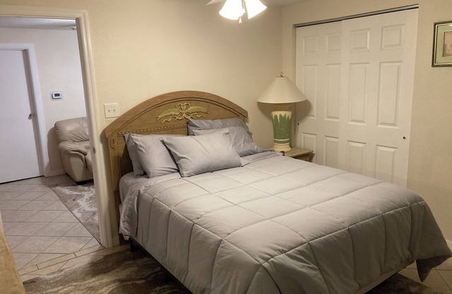 Charming 2-bedroom cottage in delightful Brooksville with AC, WiFi