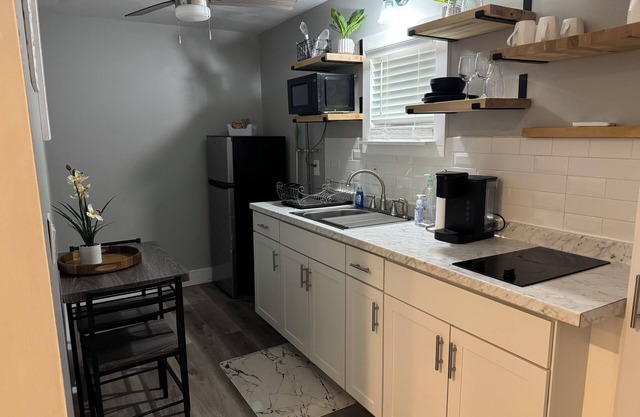 Charming 1-bedroom house in nice Douglasville with WiFi, AC
