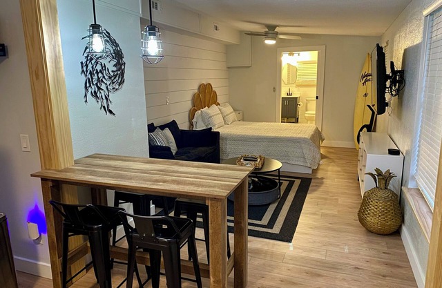 Charming 1 bedroom in Jensen Beach FL, drive to beach, walk to town WiFi, AC, TV