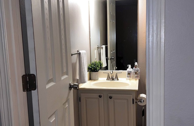 Charming 1-bedroom house with AC, and a shared living and kitchen space.