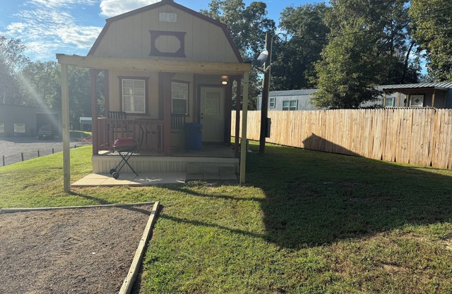 Charming 1-bedroom cottage in Nacogdoches with WiFi, AC, and privacy