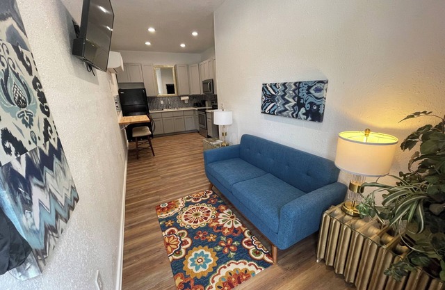 Charming 1-bedroom apartment with WiFi, AC in welcoming Springfield