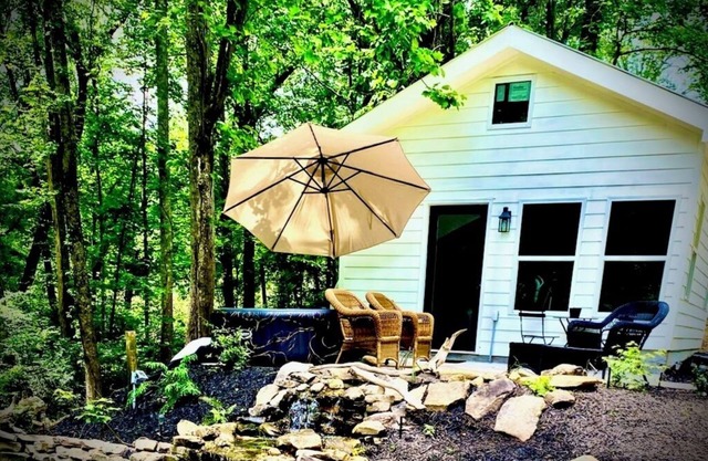 Charming 1-bedroom cottage on pond with hot tub in delightful Talking Rock.