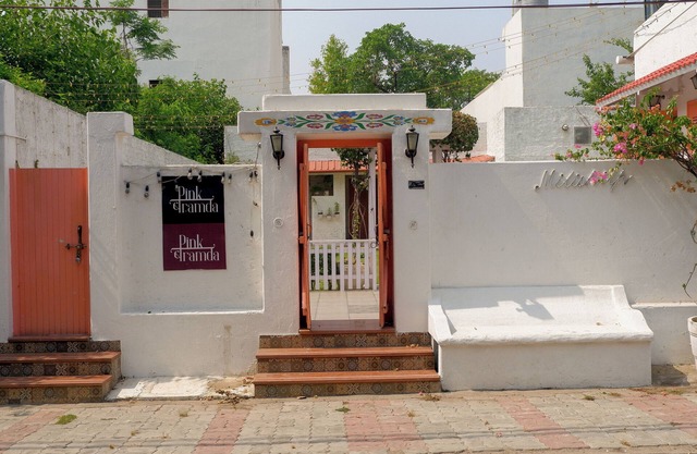 Charming 1-bedroom villa in delightful Lucknow with AC