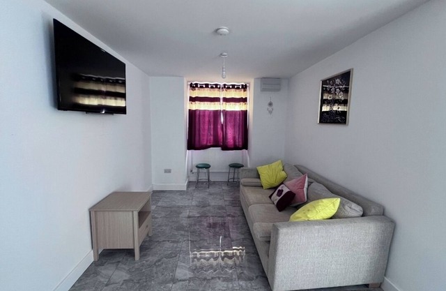 Charming 1-bedroom with private bathroom in a shared apartment