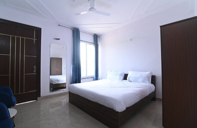 Charming 1-bedroom with AC, WiFi, shared kitchen & living space in New Delhi