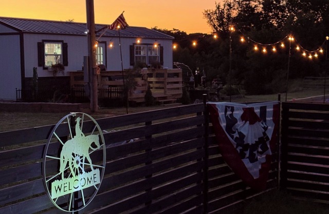 Charming 1 room cottage with overnight horse boarding, country views, and WiFi