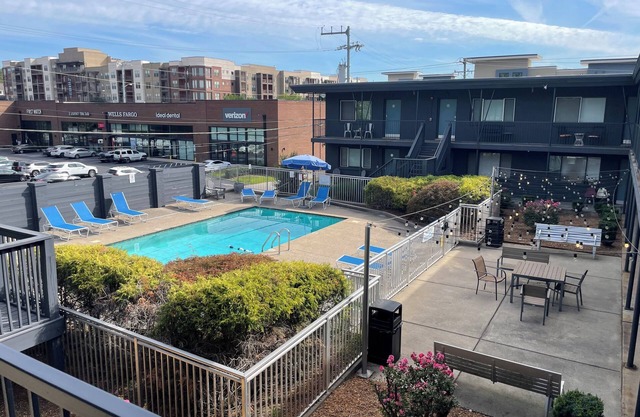 Charming 12 South Studio w Pool, Near Melrose, Downtown+Univ. 2 mi, Free Parking
