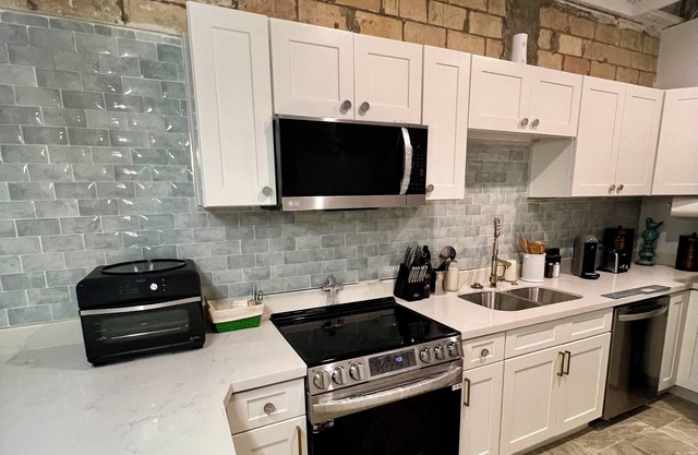 Charming 1200 sq ft studio in Downtown Harlingen with a Speakeasy feel, a Gem
