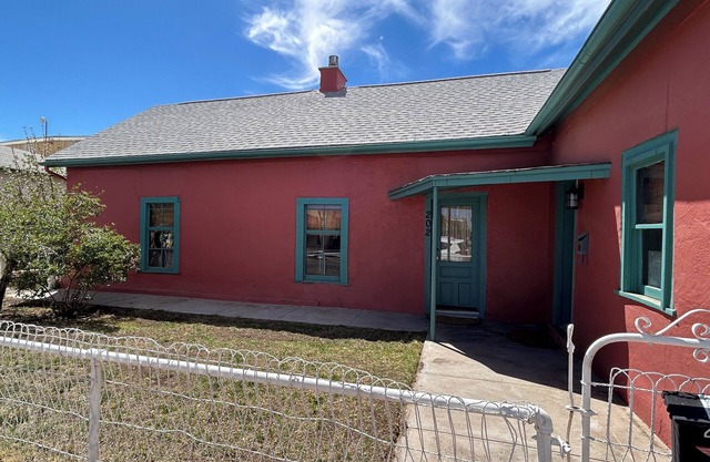Charming 1800's fully modernized farmhouse in downtown Silver City- pet friendly