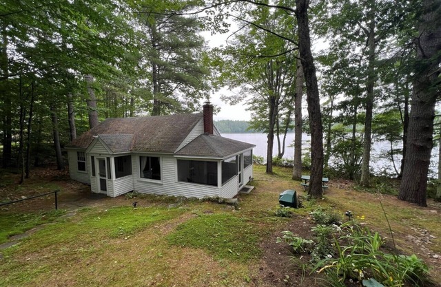 Charming 1940s Crescent Lake Cottage – Your Lakeside Paradise