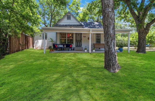 Charming 1950's Cottage Steps from the Lake