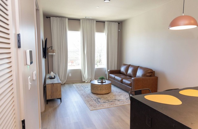 Charming 1bed condo in EastNash.12min Broadway&BNA, E+RoseCafe onsite 1st floor