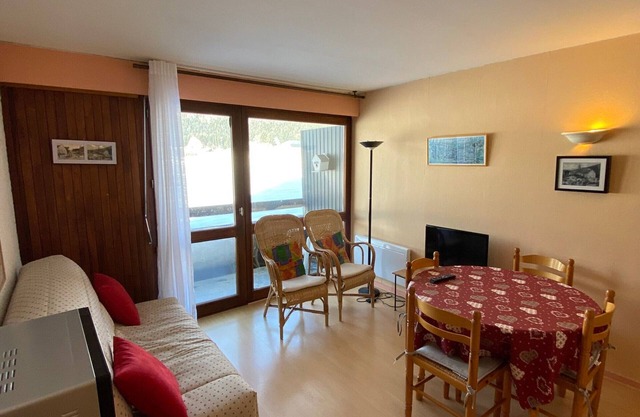 Apartamento en planta baja con balcón, 500m del centro y pistas, 3 personas, 37m²