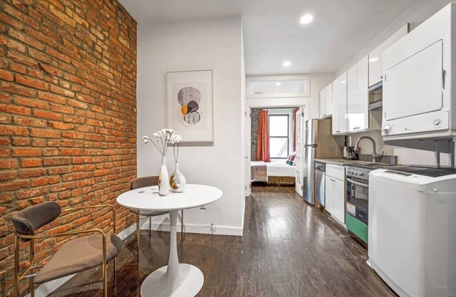 Charming 1BR, w/ W/D in unit, by Subway