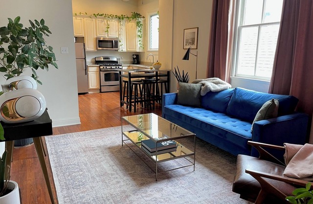 Charming 2 bd/2bth apt. walk to Audubon, Tulane, Sbucks, restaurants & shopping.
