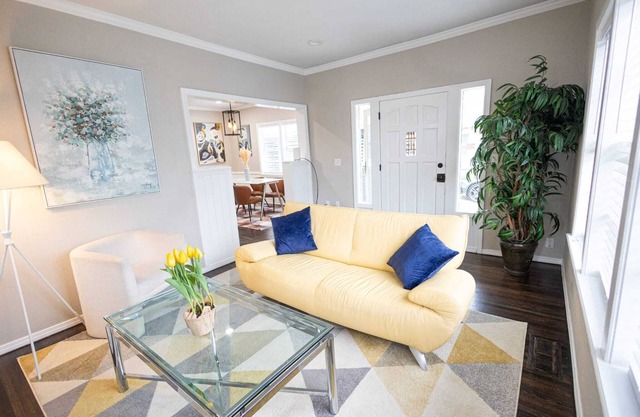 Charming 2-bdr house w/ bonus room in nice Cherry Street Tulsa area.