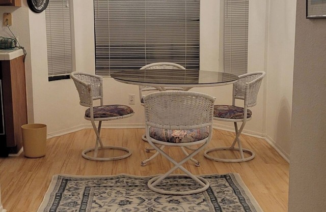 Charming 2 bdrm condo, minutes to beach and parks, has pool, tennis, hot tubs.