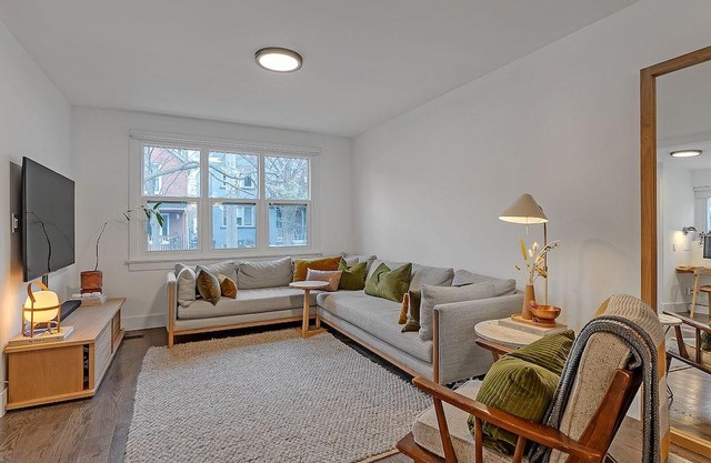 Charming 2-Bed, 1-Bath Fully Furnished Home with Parking in Toronto!