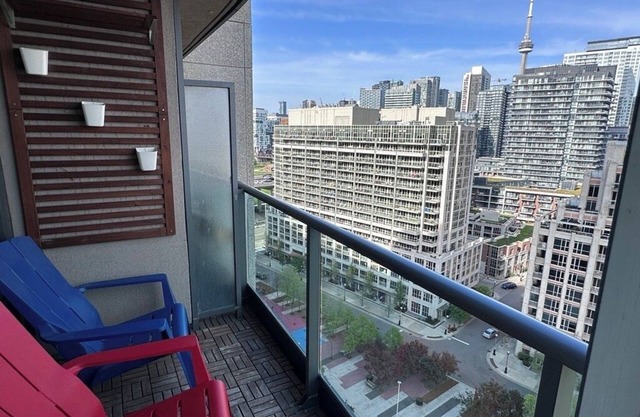 Charming 2 Bed/2 Bath condo + office. Close to everything in Downtown