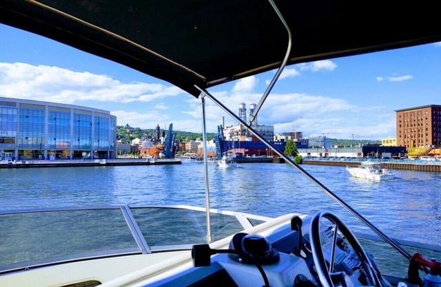 Charming 2-bed 41’ boat on tranquil St. Louis River marina, Duluth w/ AC, WiFi
