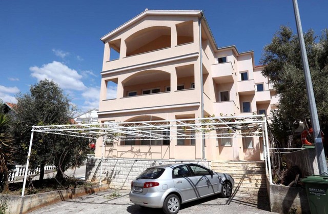 Charming 2-bed Apartment in Okrug Gornji