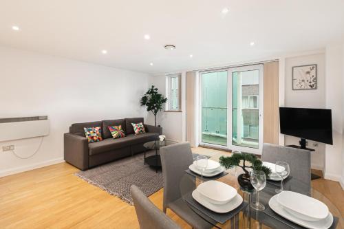 Charming 2 bed house in New Barnet with Balcony & Parking