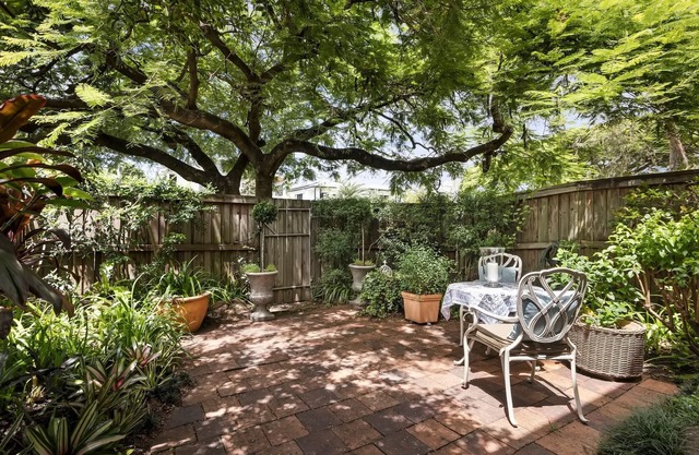 Charming 2-Bed Terrace in Prestigious Ascot