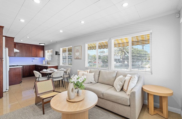 Charming 2-bedroom house few step to Sand, near Down town Huntington Beach