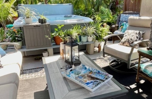 Charming 2-bedroom condo North Fort Myers private outdoor courtyard and hot tub