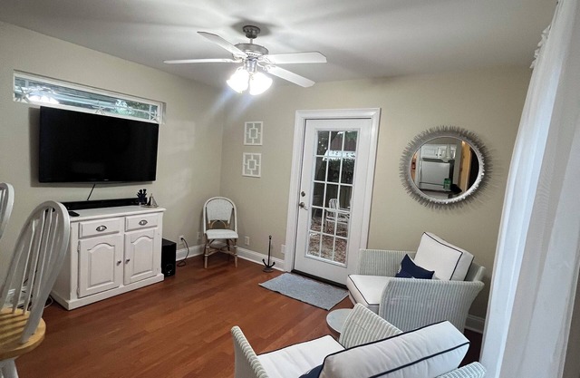 Charming 2-bedroom house w patio, outdoor shower, fire pit, in St. Simons Island