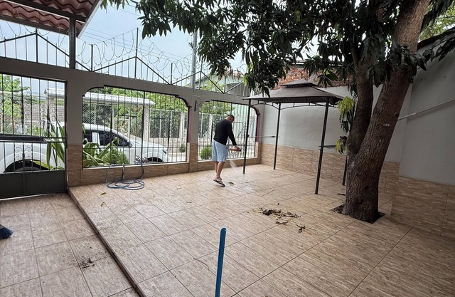 Charming 2-bedroom house with AC, WiFi in enjoyable Cantón Quitasol