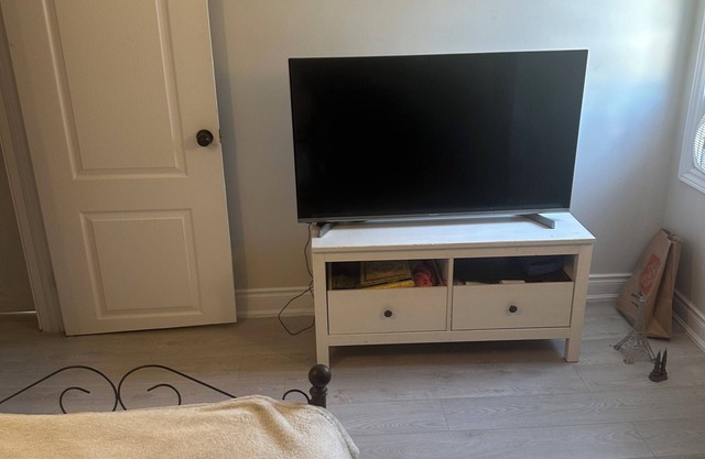 Charming 2-bedroom house with AC, WiFi in fabulous St. Catharines