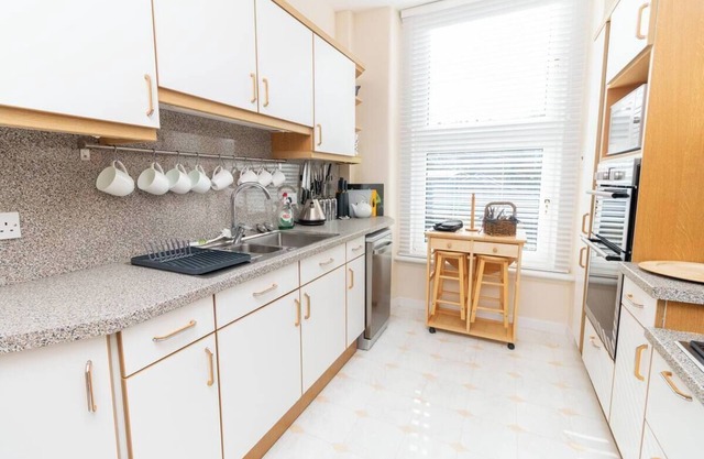 Charming 2-Bedroom Upper Floor Apartment with Stunning River Views