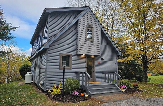 Charming 2-bedroom Cottage with Game-room and WiFi in Bolton Landing/Lake George