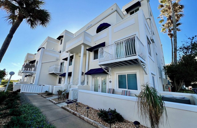 Charming 2 Bedrooms in Royal Mansions Oceanfront Complex