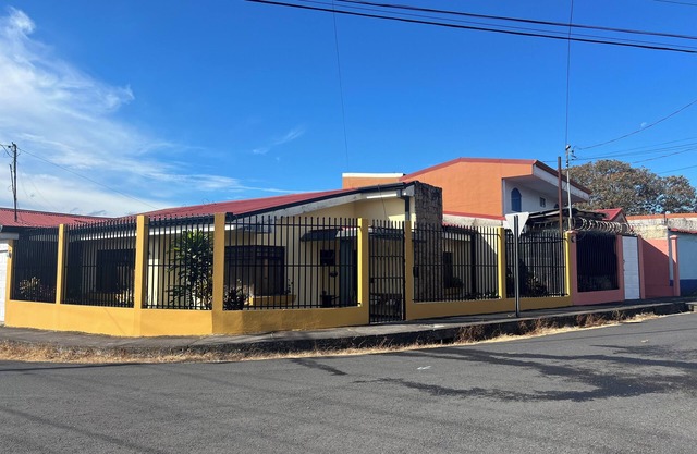 Charming 2-bedroom house in delightful Santo Domingo with WiFi