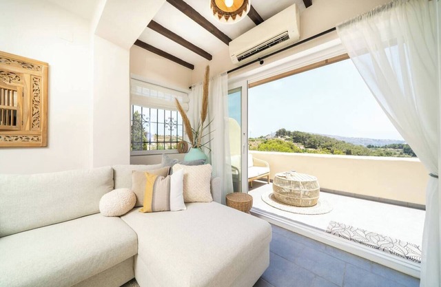 Charming 2-bedroom with sea views, pool and tennis