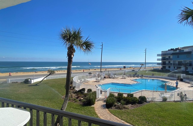 Charming 2-bedroom condo in delightful Flagler Beach with AC, WiFi