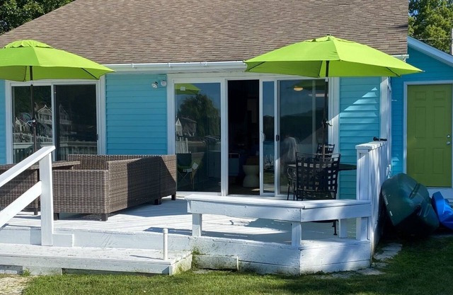 Charming 2-bedroom waterfront cottage with AC & WiFi located in Norton Shores.